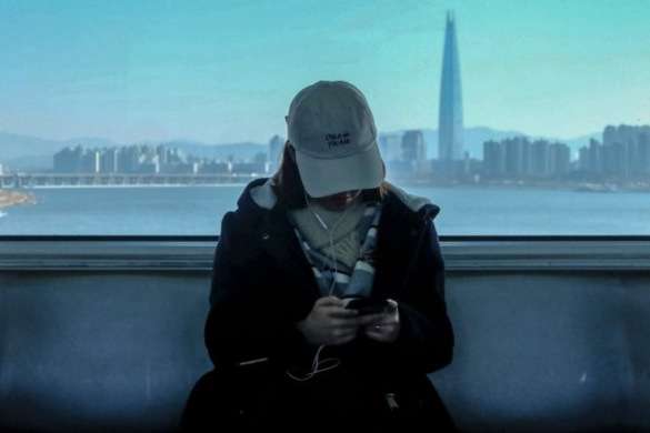 Lectrice dans le métro de Séoul